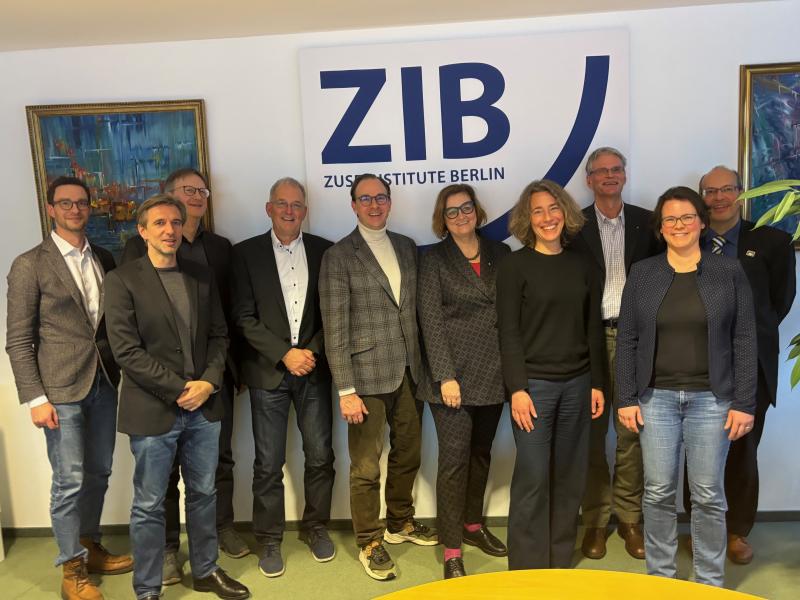 Senator for Science, Health, and Care Dr. Ina Czyborra and CEO of BVG Dr. Henrik Falk on January 10, 2025 at ZIB